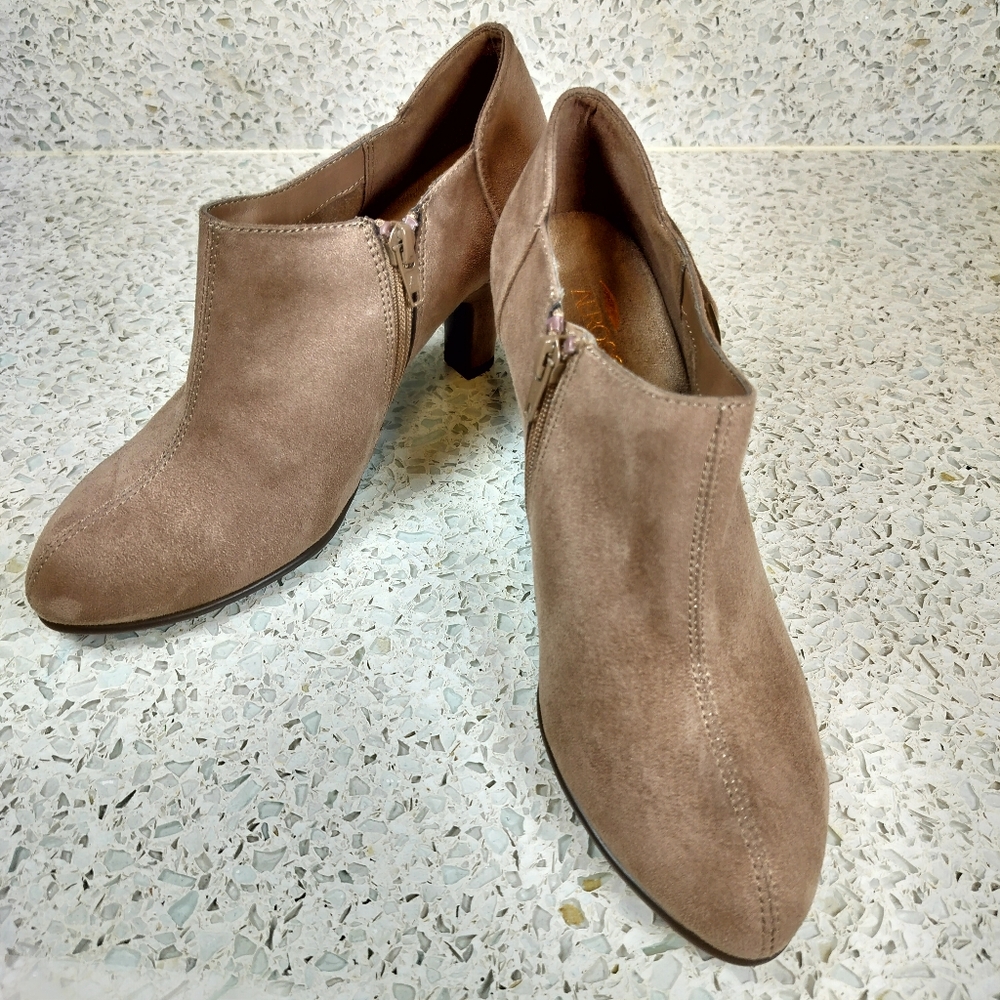Aerosoles Heel Rest Faux Vegan Suede Brown Womens Booties Size 7.5 Short Heel